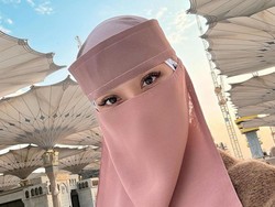 8 Foto Gaya Bunga Citra Lestari Pakai Cadar Saat Umrah Pertama Kali