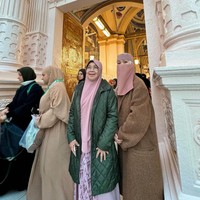 Wanita kelahiran 22 Maret 1983 ini terlihat mengunggah kegiatannya selama umrah. Salah satunya saat mengabadikan momen bersama sang ibunda, Emmy Sjarif, ketika berada di Masjid Nabawi, Madinah. BCL terlihat memakai cadar warna pastel pink dan long coat. Sedangkan ibunya memakai long coat hijau tua bahan parasut dan khimar warna pink. Foto: Dok. Instagram @itsmebcl.