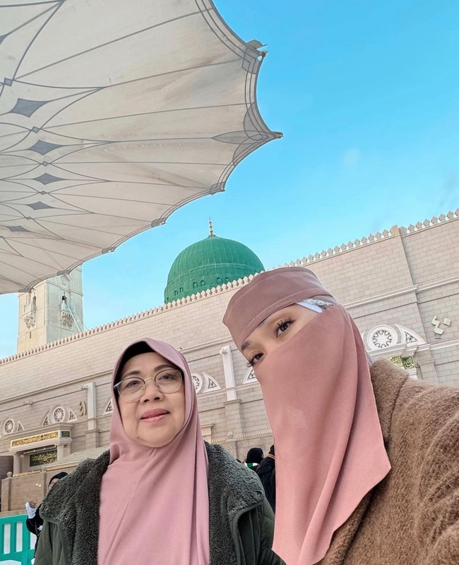 BCL juga mengunggah foto selfie bersama sang ibunda ketika berada di depan Masjid Nabawi. BCL masih mengenakan cadar dan terlihat nyaman. Foto: Dok. Instagram @itsmebcl.