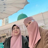 BCL juga mengunggah foto selfie bersama sang ibunda ketika berada di depan Masjid Nabawi. BCL masih mengenakan cadar dan terlihat nyaman. Foto: Dok. Instagram @itsmebcl.