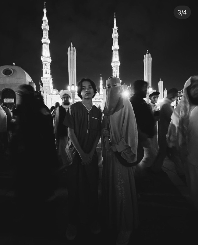 BCL berpose dengan buah hatinya, Noah Sinclair, dengan nuansa foto hitam dan putih. BCL tampil dengan gamis, khimar, dan cadar. Foto: Dok. Instagram @itsmebcl.