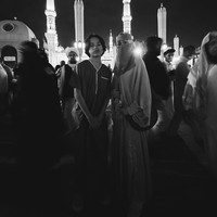 BCL berpose dengan buah hatinya, Noah Sinclair, dengan nuansa foto hitam dan putih. BCL tampil dengan gamis, khimar, dan cadar. Foto: Dok. Instagram @itsmebcl.