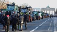 Para petani ini berdemonstrasi untuk menentang rencana pemerintah Jerman di bawah Kanselir Olaf Scholz yang akan memotong anggaran untuk subsidi pertanian, sebagai bagian dari penyesuaian anggaran federal.