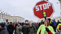 Jalan utama yang menghubungkan pusat kota Berlin dan pinggiran barat Berlin, telah ditutup aksesnya untuk lalu lintas menjelang digelarnya aksi protes tersebut. Diperkirakan akan ada gangguan transportasi berskala besar yang akan terjadi pada hari Senin (07/01). di mana jalan raya akan dipenuhi oleh traktor-traktor dan lumpuhnya pusat kota.