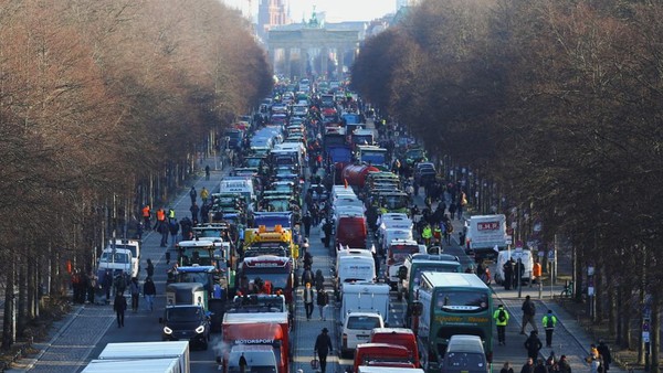 Puluhan Traktor Kembali Turun ke Jalan Bikin Lalin di Berlin Lumpuh