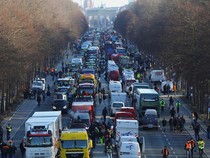 Puluhan Traktor Kembali Turun ke Jalan Bikin Lalin di Berlin Lumpuh