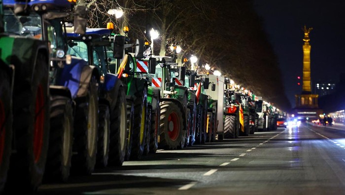 German farmers protest against the cut of vehicle tax subsidies of the so-called German Ampel coalition government in Berlin, Germany January 8, 2024. REUTERS/Nadja Wohlleben
