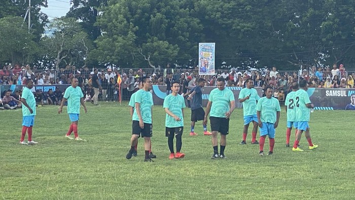 Cawapres nomor urut 2 Gibran Rakabuming Raka menghadiri acara Samsul Mini Soccer bersama pemain legendaris dan selebritas Raffi Ahmad. Dalam pertandingan itu, Gibran berlaga dengan tim Raffi Ahmad di Lapangan Taremball Matawaru, Desa Tulehu, Maluku Tengah, Senin (8/1/2024).