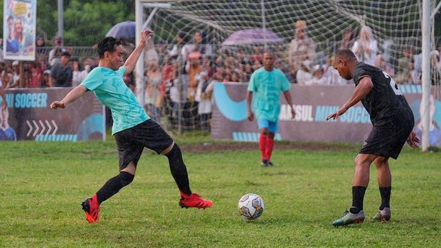 Gibran Rakabuming Raka bermain di Samsul Mini Soccer.