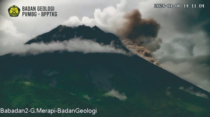 Erupsi Merapi Senin (8/1) siang mengarah ke Kali Bebeng pukul 14.09 WIB.