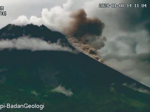 Merapi Muntahkan Awan Panas, Jarak Luncur 1,1 Km Arah Kali Bebeng