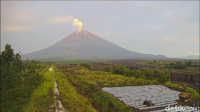 Gunung Semeru erupsi