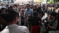 Sidang dijaga puluhan polisi.  