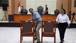 Senyum Haris Azhar-Fatia Saat Divonis Bebas