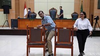 Haris Azhar dianggap terbukti bersalah dalam kasus dugaan pencemaran nama baik terhadap Menko Kemaritiman dan Investasi Luhut Binsar Pandjaitan.  