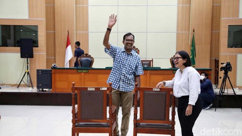 Sidang vonis perkara dugaan pencemaran nama baik dengan terdakwa Haris Azhar dan Fatia Maulidiyanti digelar hari ini. Sidang digelar di PN Jakarta Timur.