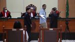 Senyum Haris Azhar-Fatia Saat Divonis Bebas
