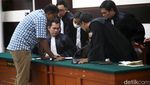 Senyum Haris Azhar-Fatia Saat Divonis Bebas
