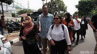 Haris Azhar dan Fatia Maulidiyanti tiba di Pengadilan Negeri Jakarta Timur (SIPP PN Jaktim), Selasa (12/12/2023).