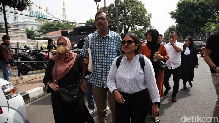 Sidang vonis perkara dugaan pencemaran nama baik dengan terdakwa Haris Azhar dan Fatia Maulidiyanti digelar hari ini. Sidang digelar di PN Jakarta Timur.