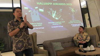 Co Founder HaluApp, Andree Wijaya (kiri) dan Marcell Tee (kanan) berbincang dengan cosplayer di sela acara konferensi pers HaluApp Awards 2023, di Jakarta, Senin (8/1/2024).   