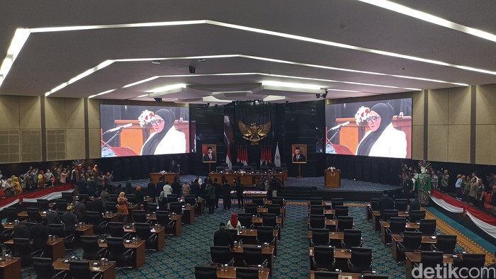 Heru Budi Absen Rapat Paripurna Pelantikan Anggota PAW DPRD DKI