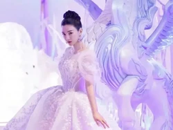 Viral, Aktris Ini Bungkus Pinggang dengan Plastic Wrap Demi Muat Pakai Gaun