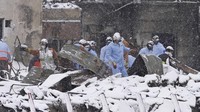 Petugas pemadam kebakaran mencari orang hilang di pasar yang tertutup salju yang terbakar akibat kebakaran besar akibat gempa bumi, di Wajima, prefektur Ishikawa, Senin, 8 Januari 2024.
