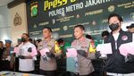 Ibra Azhari Hanya Tertunduk saat Polisi Perlihatkan Barang Bukti Narkoba