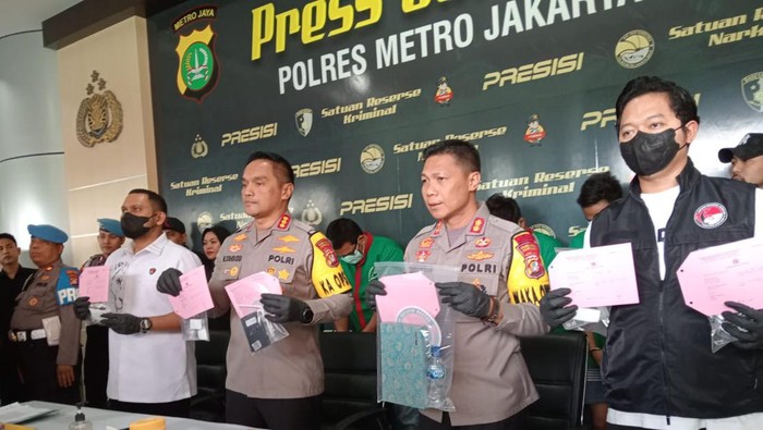 Ibra Azhari saat rilis di Polres Metro Jakarta Barat.