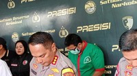 Ketika polisi memberikan penjelasan, Ibra Azhari hanya bisa tertunduk. Foto: Febriyantino/detikcom
