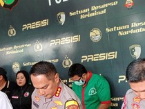 Ibra Azhari Hanya Tertunduk saat Polisi Perlihatkan Barang Bukti Narkoba