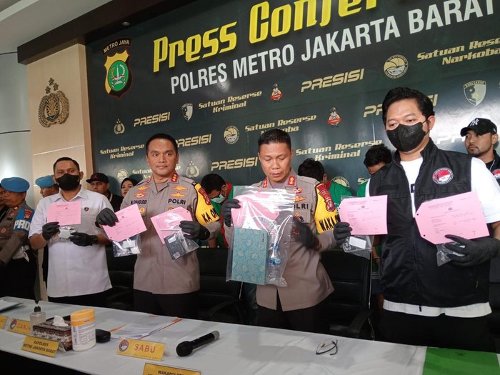Ibra Azhari saat rilis di Polres Metro Jakarta Barat.