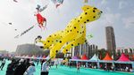 Gurita hingga Macan Tutul Raksasa Beterbangan di Langit India