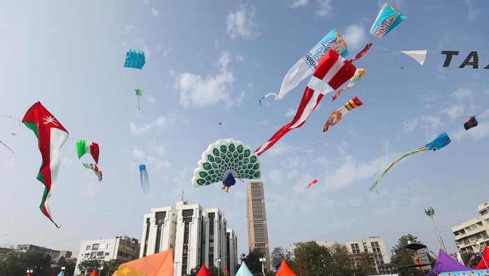 INDIA-KITEFESTIVAL/ Kite enthusiasts fly kites during the eight-day-long International Kite Festival in Ahmedabad, India, January 7, 2024. REUTERS/Amit Dave     TPX IMAGES OF THE DAY