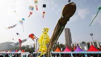 Ini dia penampakan gurita dan macan tutul raksasa yang menghiasi langit India saat berlangsungnya Festival Layang-layang Internasional di Ahmedabad, Minggu (7/1/2024).