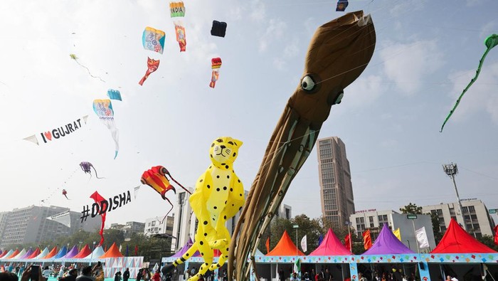 Kite enthusiasts fly kites during the eight-day-long International Kite Festival in Ahmedabad, India, January 7, 2024. REUTERS/Amit Dave     TPX IMAGES OF THE DAY