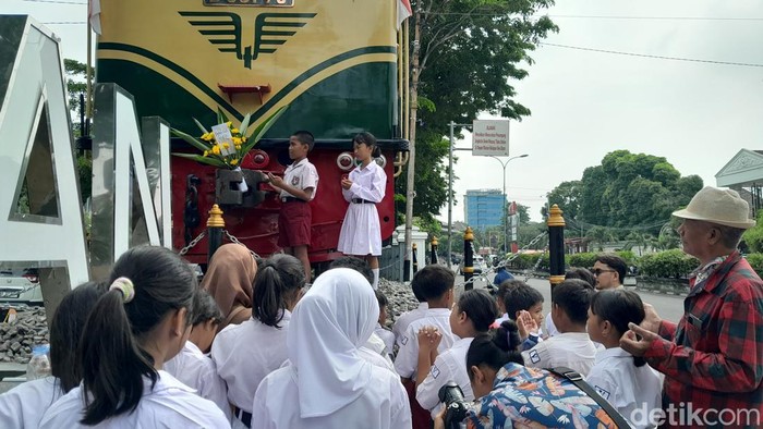 Para siswa SD Madyotaman, Banjarsari, Solo, berdoa bersama di monumen kereta api Stasiun Solo Balapan, Senin (8/1/2024).