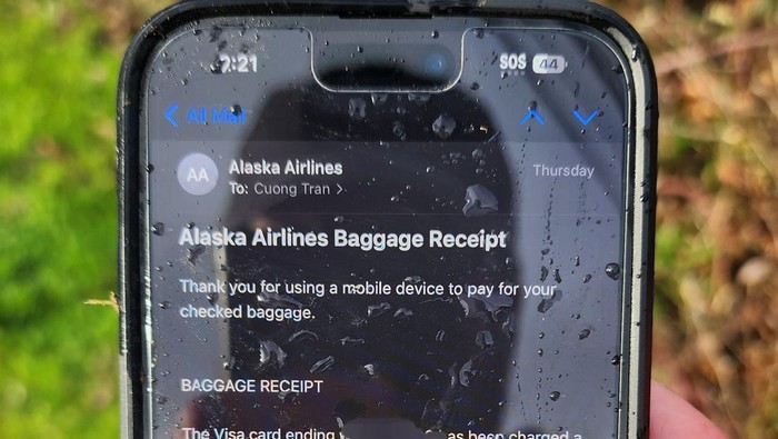 iPhone penumpang Alaska Airlines ditemukan utuh di pinggir jalan.