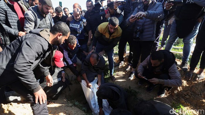 Isak Tangis Iringi Pemakaman Jurnalis yang Tewas Dibom Israel Brother of Palestinian journalist Hamza Al-Dahdouh, the son of Al Jazeera journalist Wael Al-Dahdouh, attends his funeral, after Hamza was killed in an Israeli strike, in Rafah in the southern Gaza Strip, January 7, 2024. REUTERS/Ibraheem Abu Mustafa