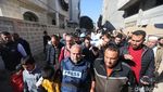 Isak Tangis Iringi Pemakaman Jurnalis yang Tewas Dibom Israel