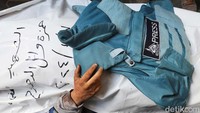 Rompi pers dikenakan pada tubuh jurnalis Palestina Hamza Al-Dahdouh. Hamza al-Dahdouh dan Mustafa Thuraya tewas dalam pemboman oleh Drone milik tentara Israel di Jalur Gaza pada hari Minggu (7/1/2024), di kota Rafah di Jalur Gaza selatan.