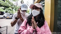 Virly Virginia memenuhi panggilan Polda Metro Jaya, Jakarta, Senin (8/1/2024) terkait kasus film porno. Virly mengenakan hoodie pink dan wajah yang tertutup topi dan masker.