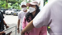 Para tersangka yang datang enggan berbicara banyak saat dimintai tanggapan awak media. Sedangkan Siskaeee belum terlihat hadir dalam pemeriksaan.