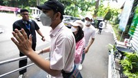 Tersangka diperiksa Tim Ditreskrimsus Polda Metro Jaya. Menurut informasi, Melly 3GP juga sudah memenuhi panggilan polisi.