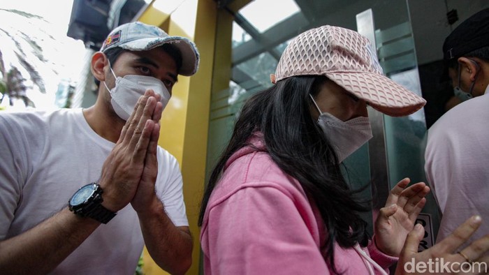 Virly Virginia memenuhi panggilan Polda Metro Jaya, Jakarta, Senin (8/1/2024) terkait kasus film porno. Virly mengenakan hoodie pink dan wajah yang tertutup topi dan masker.