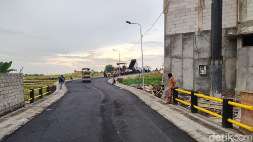 Jalan baru simpang Canggu-Tibubeneng, Kecamatan Kuta Utara, Badung, sedang diaspal pada Senin (8/1/2024). Jalan tersebut akan diresmikan pada 10 Januari 2024. (Foto: Agus Eka/detikBali)