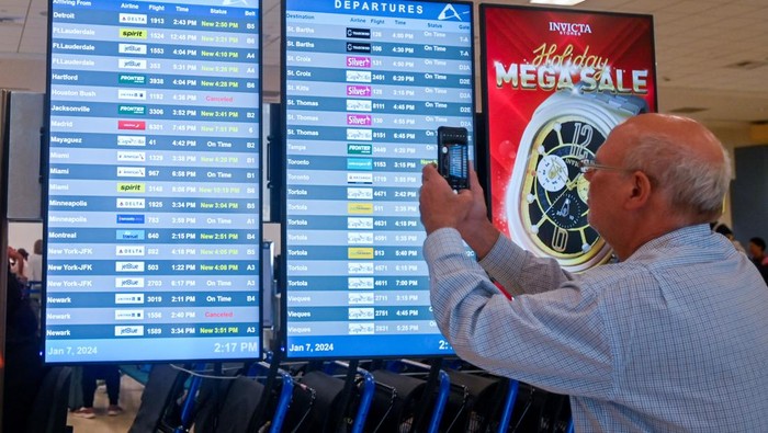 Jendela Pesawat Boeing 737 Max 9 Copot, Ratusan Penumpang Gagal Terbang People rest, as passengers try to rebook their tickets from cancelled United Airlines flights after U.S. air safety regulator the Federal Aviation Administration (FAA) grounded 171 Boeing 737 MAX 9 jetliners for safety checks because of the emergency landing of an Alaska Airlines plane, at Luis Munoz Marin International Airport in San Juan, Puerto Rico January 7, 2024. (REUTERS/Miguel J. Rodriguez Carrillo)