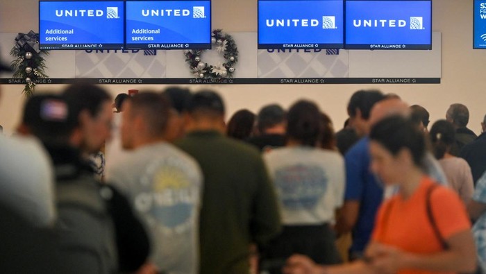 People rest, as passengers try to rebook their tickets from cancelled United Airlines flights after U.S. air safety regulator the Federal Aviation Administration (FAA) grounded 171 Boeing 737 MAX 9 jetliners for safety checks because of the emergency landing of an Alaska Airlines plane, at Luis Munoz Marin International Airport in San Juan, Puerto Rico January 7, 2024. (REUTERS/Miguel J. Rodriguez Carrillo)