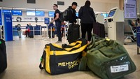Para penumpang di penerbangan lain terimbas insiden Alaska Airlines itu. Sebab, Alaska Airlines membatalkan 170 penerbangan pada Minggu dan 60 penerbangan lainnya pada hari Senin dan mengatakan gangguan perjalanan akibat larangan terbang tersebut diperkirakan akan berlangsung setidaknya hingga pertengahan minggu. Kemudian United Airlines menghentikan penerbangan 79 MAX 9, membatalkan 230 penerbangan pada hari Minggu, atau 8% dari jadwal keberangkatan. (Miguel Rodriguez/Reuters)